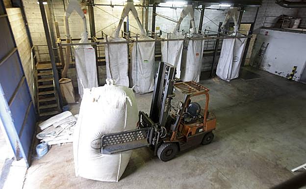 Transportando un saco con material desde la sala de envasado