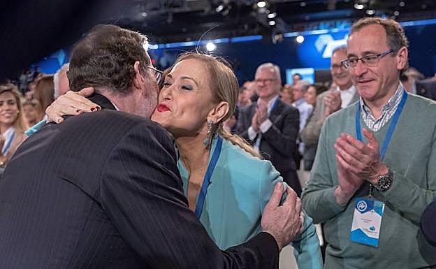 El presidente del Gobierno, Mariano Rajoy saluda a la presidenta de la Comunidad de Madrid, Cristina Cifuentes, en la convención del PP de Sevilla, en medio la polémica por el Master de Cifuentes