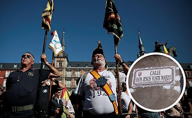 Protesta en la Plaza Mayor de Madrid en 2016 contra la retirada de la calle Millán Astray. En el círculo, la antigua calle Legión deVillafranca de los Barros es hoy Don Jesús Yuste Marzo. :: :: 