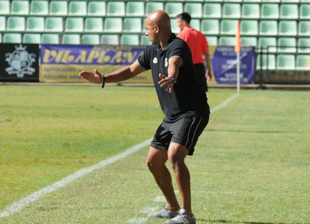 El entrenador del Mérida, Nafti, en un entrenamiento. :: hoy