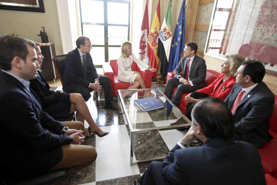 Rafael Catalá ha impuesto las medallas de San Raimundo de Peñafort a diversas personalidades