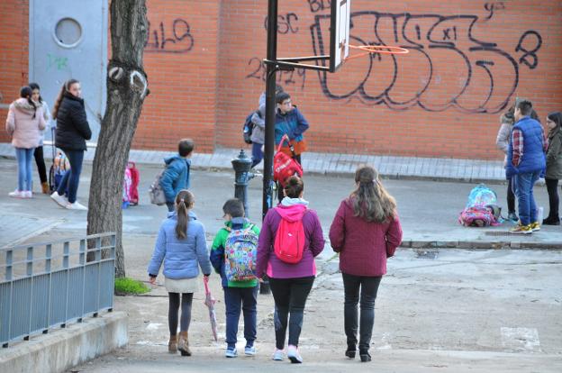 Alumnos y madres a la entrada de un centro educativo de la ciudad. :: david palma