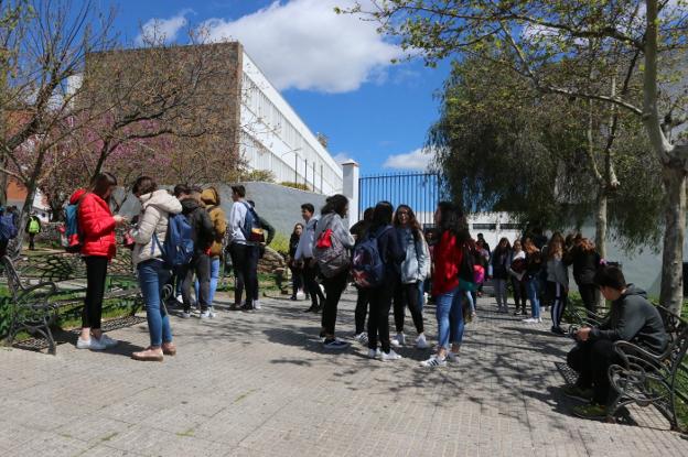 Varios grupos de jóvenes, en el exterior del Instituto Santa Eulalia. :: j. m. romero