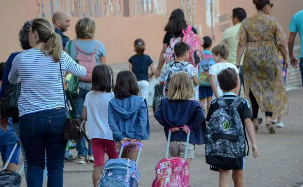 Imagen de archivo de escolares extremeños en su primer día de colegio. 