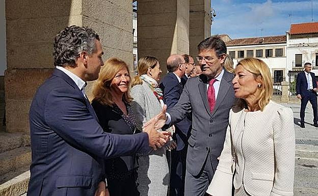 El ministro Catalá, a su llegada al Ayuntamiento de Cáceres::