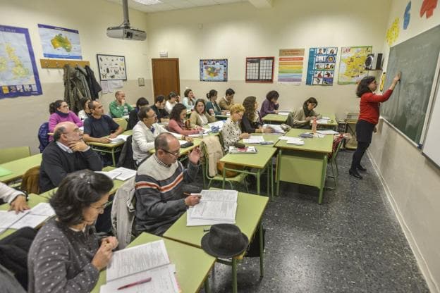Imagen de archivo de una clase de Portugués en la Escuela Oficial de Idiomas de Badajoz. :: hoy