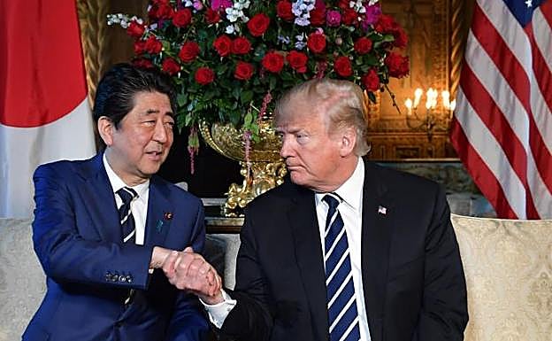 Trump se reúne este martes con el primer ministro de Japón, Shinzo Abe.