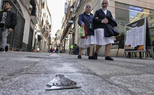 Dos religiosas se fijan en la señal de la Virgen colocada en la calle Pintores