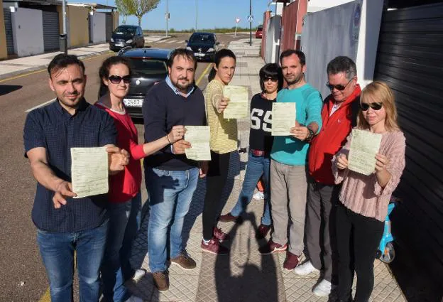 Varios vecinos de la calle Batalla de Bailén muestran sus multas. :: casimiro moreno