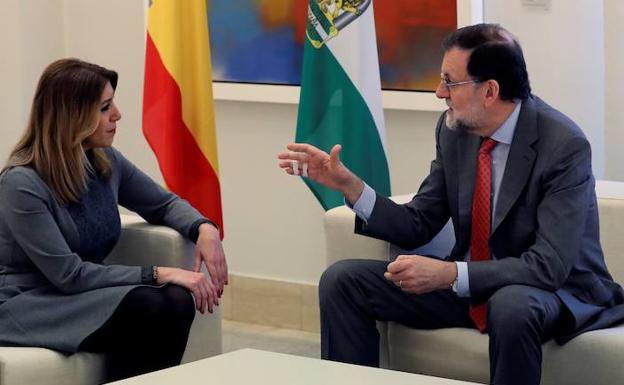 Mariano Rajoy, durante la reunión en el Palacio de la Moncloa con la presidenta de la Junta de Andalucía, Susana Díaz. 