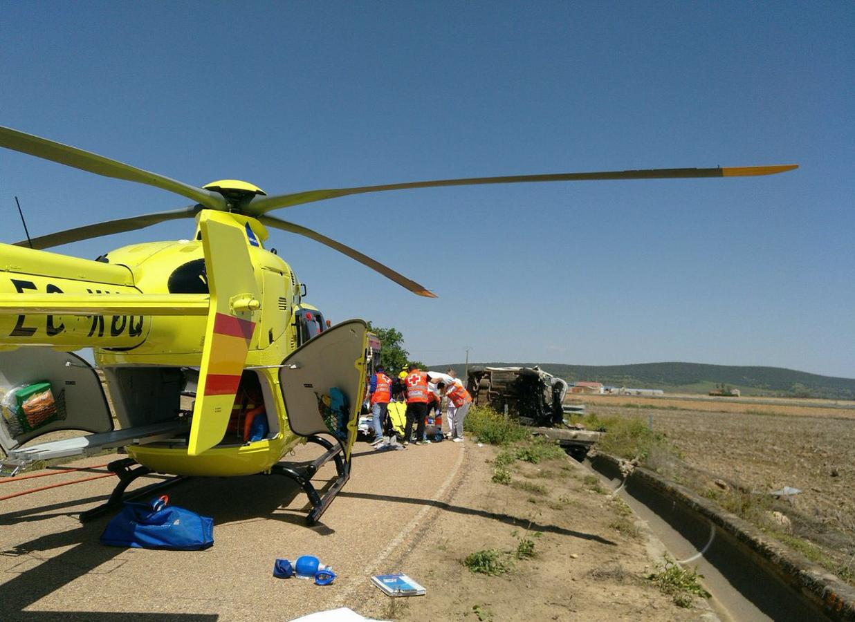 Ha sido necesaria la intervención de los bomberos para excarcelar a dos de los afectados