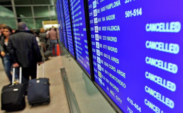 Panel del aeropuerto del Prat con vuelos cancelados por una huelga de controladores.