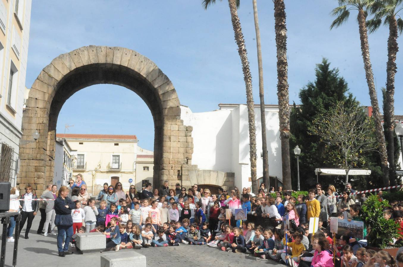 Los escolares emeritenses celebran el Día del Patrimonio con la adopción de los monumentos más cercanos a sus centros