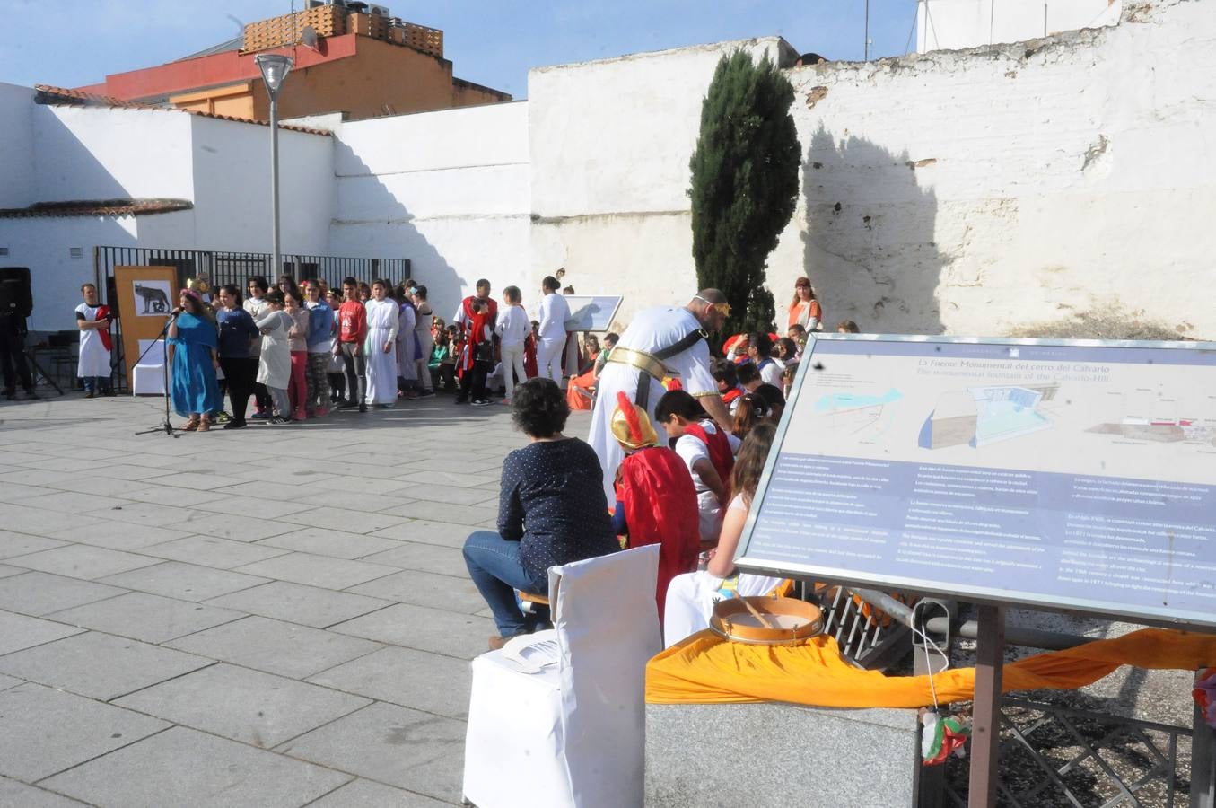 Los escolares emeritenses celebran el Día del Patrimonio con la adopción de los monumentos más cercanos a sus centros