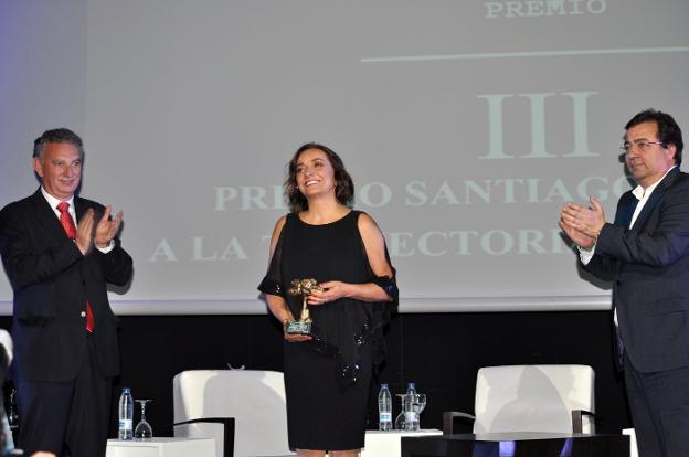 Pepa Bueno recibió el premio de manos de Fernández Vara y Quintana. :: e. d.