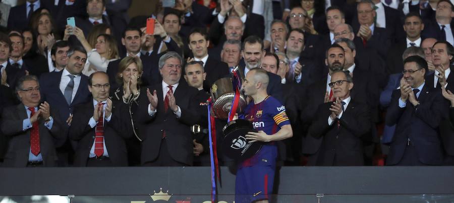 Andrés Iniesta se despidió de la Copa del Rey de la mejor manera posible, levantando el trofeo de campeón y realizando un auténtico partidazo que incluyó un gran gol marca de la casa.