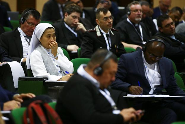Casi trescientos sacerdotes y laicos llegados de todo el mundo han seguido las conferencias del seminario celebrado en Roma.  :: reuters
