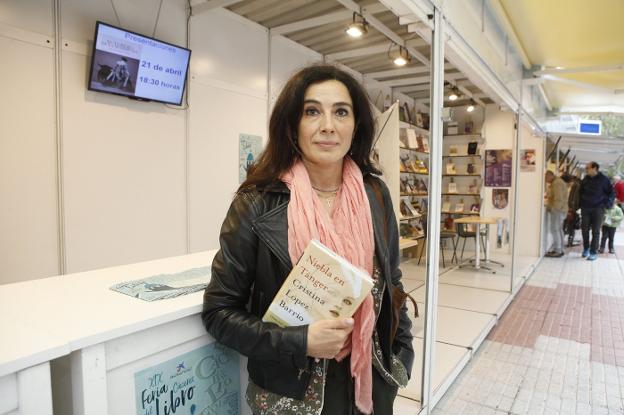 La autora llenó la caseta de autores y firmó numerosos ejemplares de 'Niebla en Tánger'. :: A. méndez