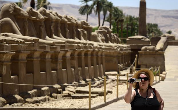 Un turista graba en el antiguo templo de Karnak, en Luxor.