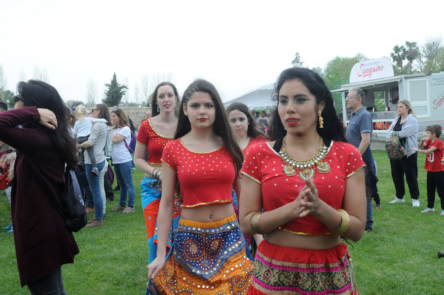 El Acueducto de los Milagros se llena de color y ritmos exóticos