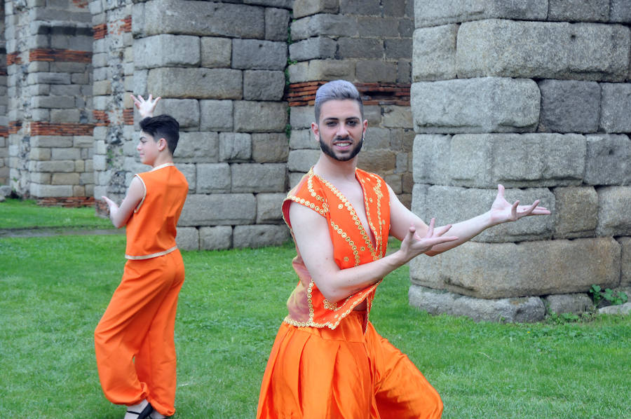 El Acueducto de los Milagros se llena de color y ritmos exóticos