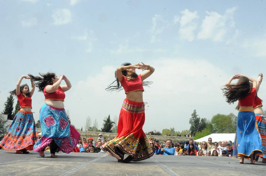 El Acueducto de los Milagros se llena de color y ritmos exóticos