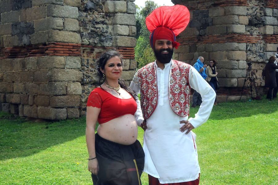 El Acueducto de los Milagros se llena de color y ritmos exóticos