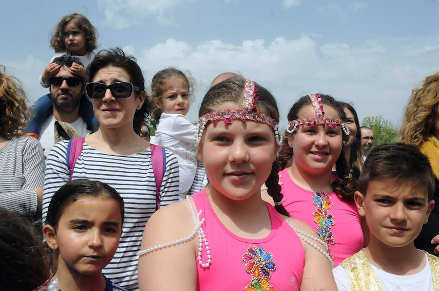 El Acueducto de los Milagros se llena de color y ritmos exóticos