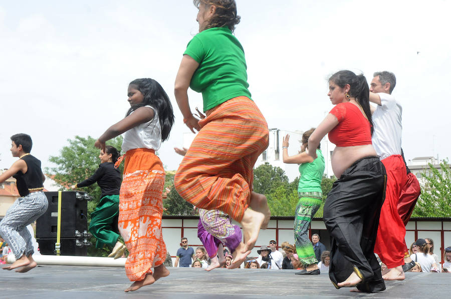 El Acueducto de los Milagros se llena de color y ritmos exóticos