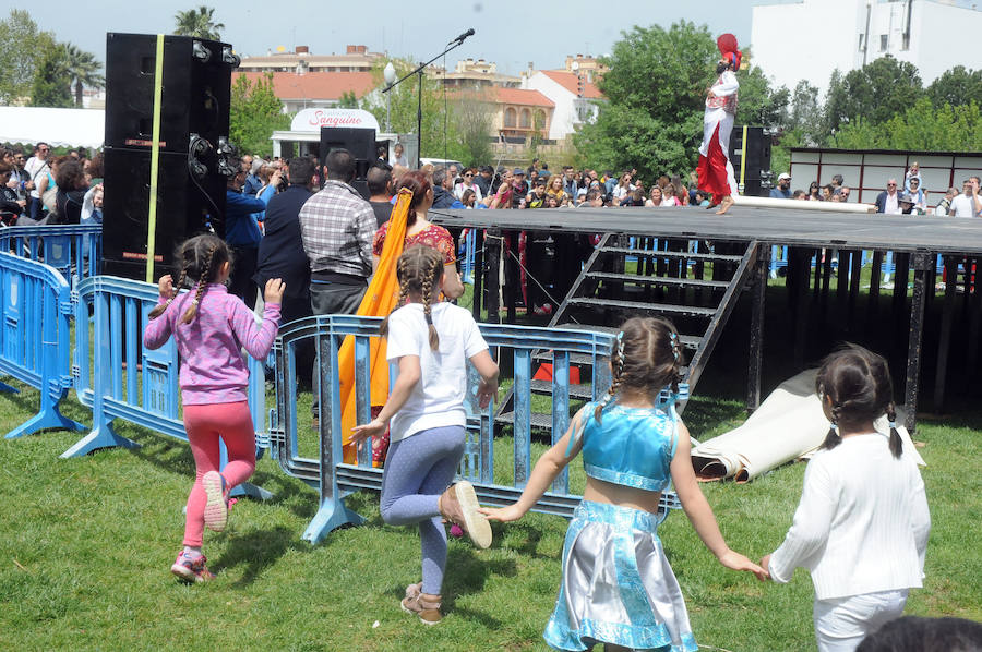 El Acueducto de los Milagros se llena de color y ritmos exóticos