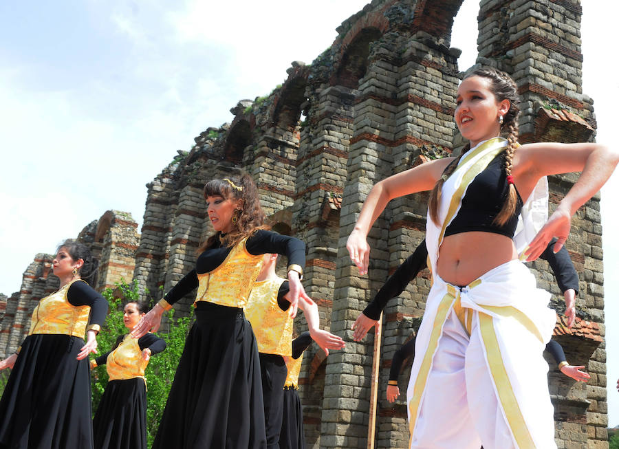 El Acueducto de los Milagros se llena de color y ritmos exóticos