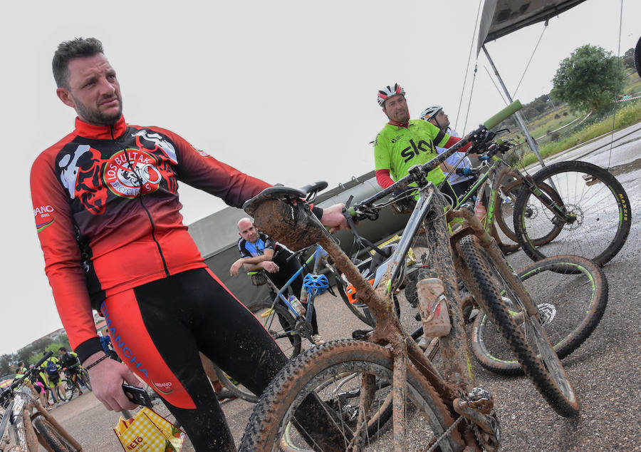 Ni la tormenta ni el fango amilanaron al millar de deportistas que midieron sus fuerzas en el VI Desafío San Fernando