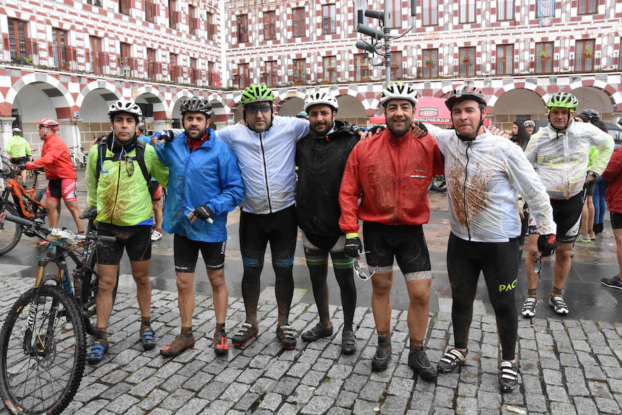 Ni la tormenta ni el fango amilanaron al millar de deportistas que midieron sus fuerzas en el VI Desafío San Fernando