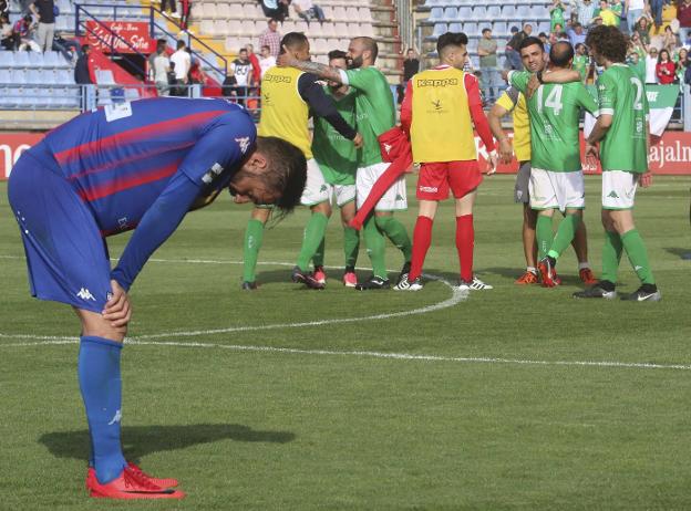 Los jugadores del Villanovense celebran la victoria ante un desolado Enric Gallego. :: J. M. ROMERO