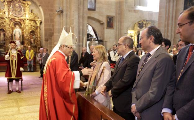 El obispo saluda a la alcaldesa en la concatedral. :: L. CORDERO