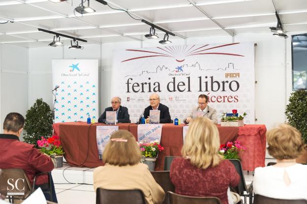 José Julián Barriga, Marcelo Muriel y Alfonso Pinilla en la presentación del libro del Club Sénior. :: s .c.