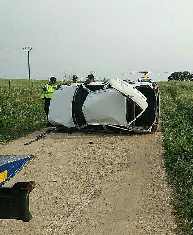 El coche volcado en el lugar del suceso. :: 