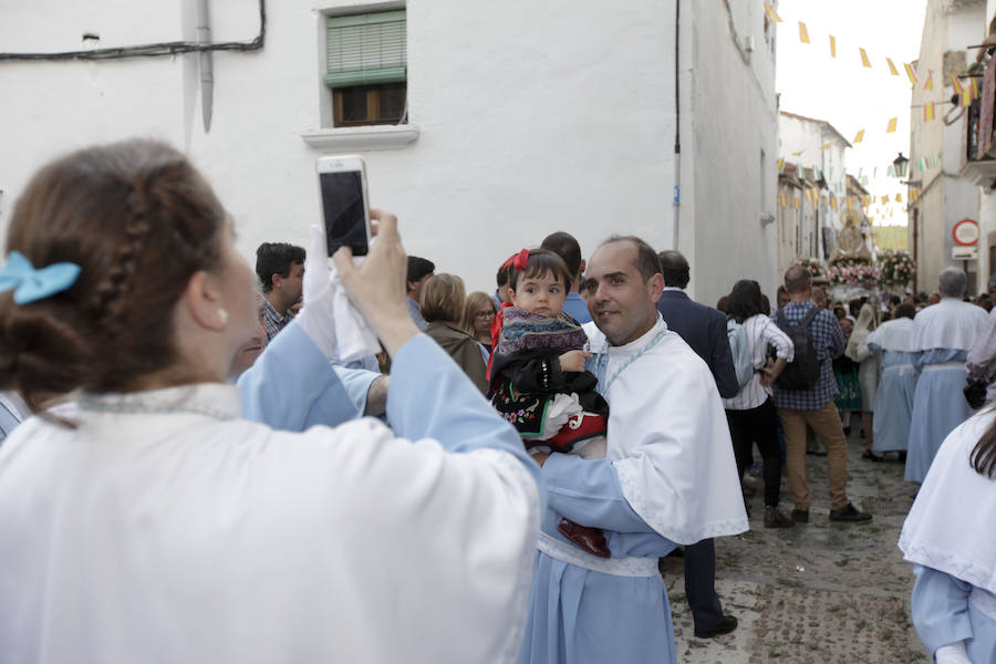 Cáceres brinda a la patrona una calurosa bienvenida en una bajada determinante