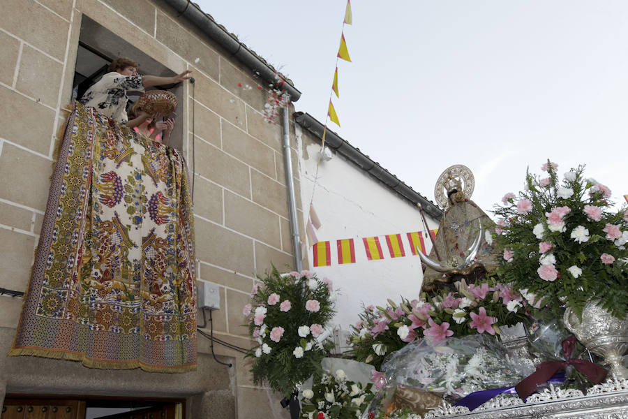 Cáceres brinda a la patrona una calurosa bienvenida en una bajada determinante