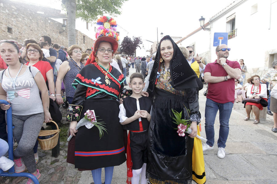 Cáceres brinda a la patrona una calurosa bienvenida en una bajada determinante