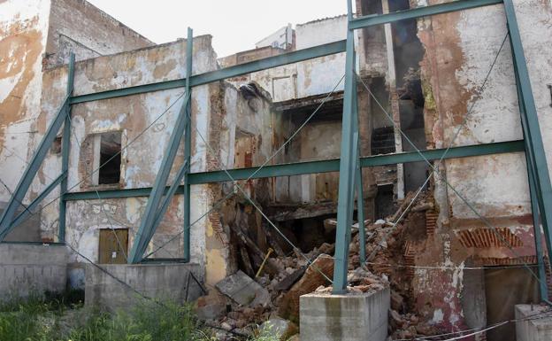 El derrumbe del pasado lunes ha hundido casi por completo uno de los edificios. :: C. MORENO