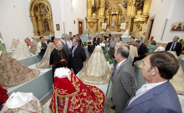 Rouco Varela charla con Joaquín Floriano durante la inauguración de la exposición. :: L. CORDERO