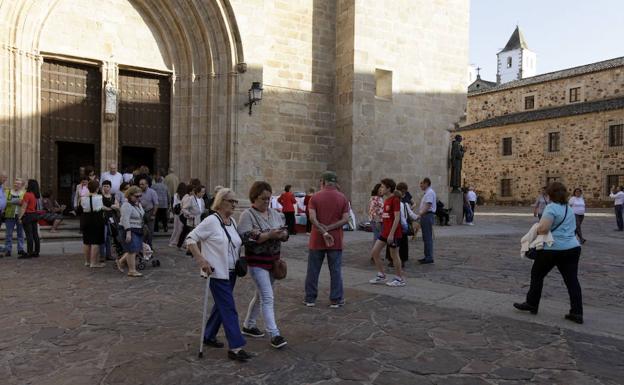 Ambiente ayer por la tarde en la puerta de la Concatedral. :: L.C.