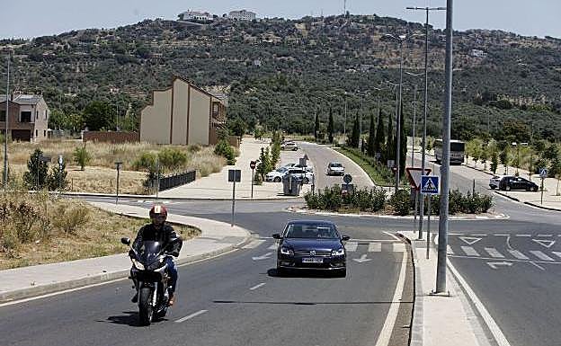 La alcaldesa valora el «esfuerzo» de la Junta en el inicio de las obras de ronda Sureste de Cáceres