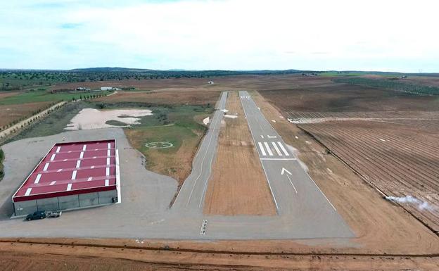 Imagen del aeródromo El Moral con el hangar a la izquierda, la pista y, al fondo, la bodega-hotel. :: HOY