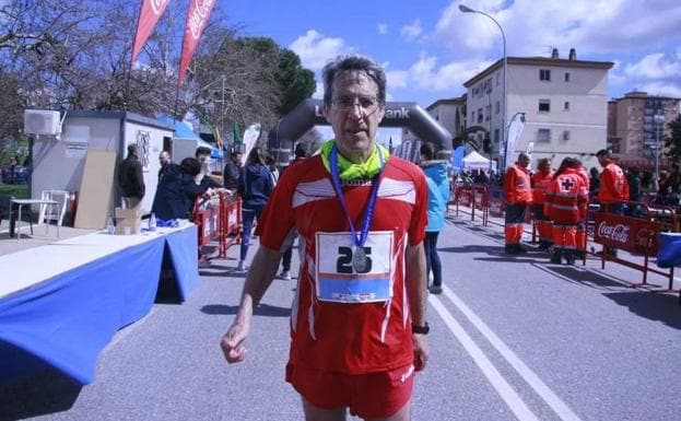 Elías Chavete en su última maratón de Badajoz