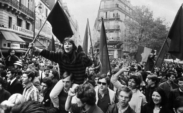Un grupo de estudiantes se manifiesta en París durante la revuelta de Mayo del 68.