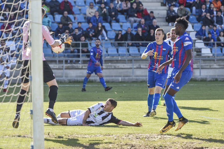  Los pacenses se agarran a la permanencia y agravan la crisis de un equipo azulgrana a la deriva y que sale de playoff