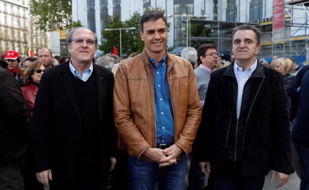 Pedro Sánchez, junto a Ángel Gabilondo y José Manuel Franco en la manifestación del Primero de Mayo de Madrid.