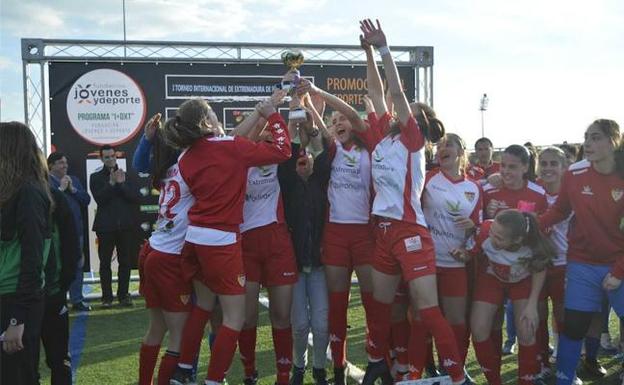 Las juveniles del Santa Teresa levantan el trofeo del Torneo Internacional de Extremadura 